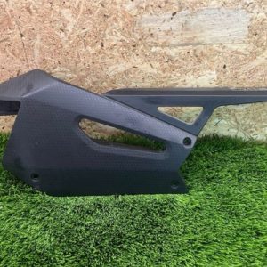 Tapa cubre cadena Aprilia rs660